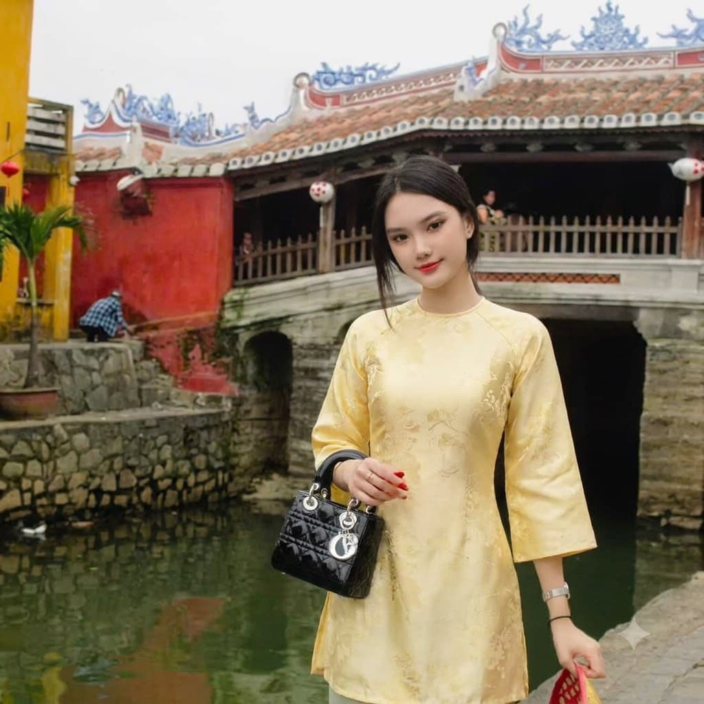 Khách hàng Bui Lan Anh mặc váy màu Vàng Bơ