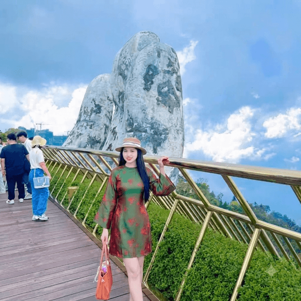 Khách hàng Thùy Linh mặc váy màu Xanh Lục Bảo